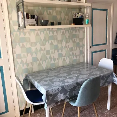 Welcome In The Cozy Blue Nest Pedestrian מנטון